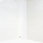 VUSK studio　オフホワイトのレンガの壁